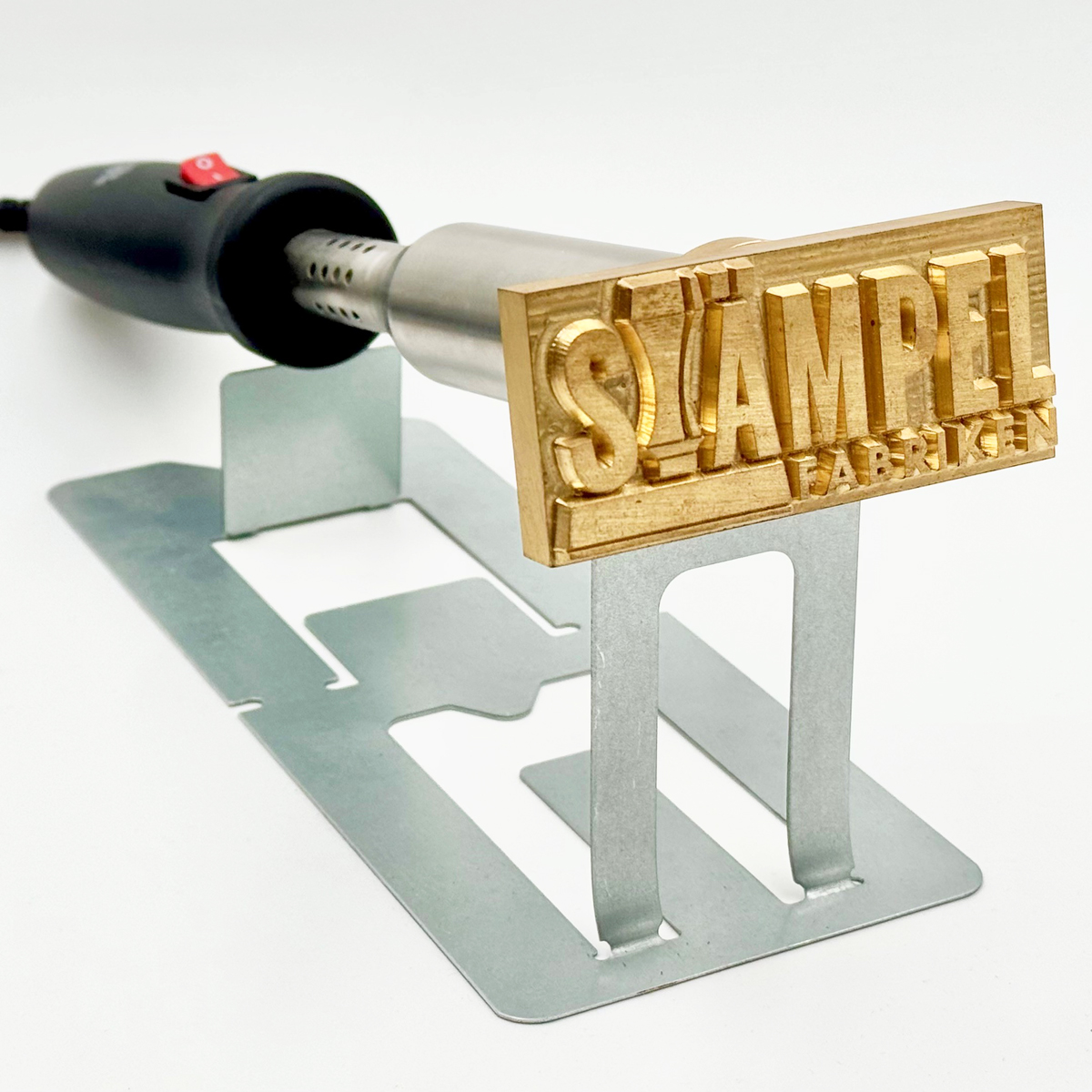 Brännstämplar med egen logotype eller egen text för märkning på material som trä, läder eller plast